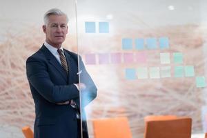 retrato de un apuesto hombre de negocios senior en una oficina moderna foto