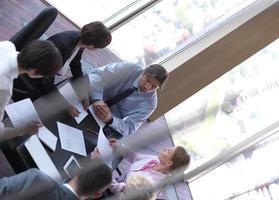 grupo de personas de negocios en una reunión en una oficina moderna y luminosa foto