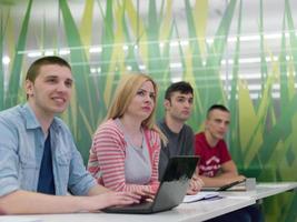 grupo de estudiantes estudian juntos en el aula foto