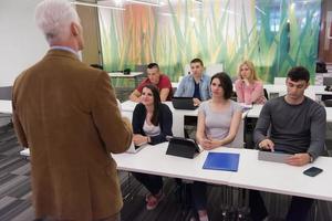 profesor con un grupo de estudiantes en el aula foto