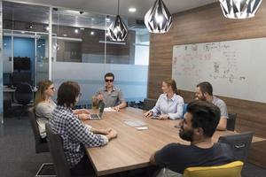 equipo de negocios de inicio en reunión foto