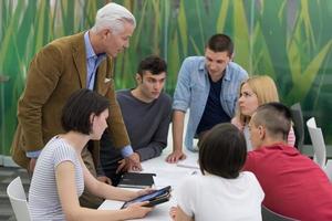 profesor con un grupo de estudiantes en el aula foto