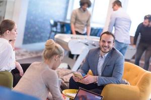 equipo de negocios de inicio en una reunión en un edificio de oficinas moderno foto