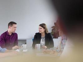 equipo de negocios en una reunión en un edificio de oficinas moderno foto