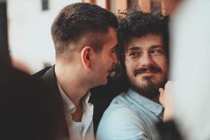 diversos amigos pareja gay abrazos. los hombres elegantes y geniales de la generación z que salen enamorados disfrutan de relaciones románticas foto