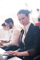 mujer de negocios en reunión usando tableta foto