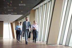 grupo de personas de negocios caminando foto