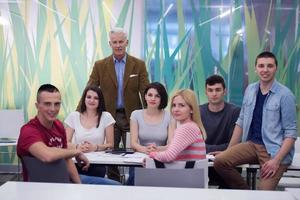 retrato de profesor con grupo de estudiantes en segundo plano. foto