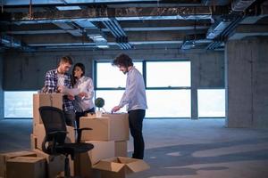 gente de negocios en grupo, arquitecto e ingeniero en el sitio de construcción foto