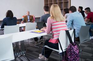 profesor con un grupo de estudiantes en el aula foto