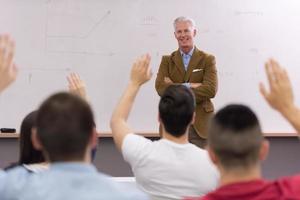 profesor con un grupo de estudiantes en el aula foto