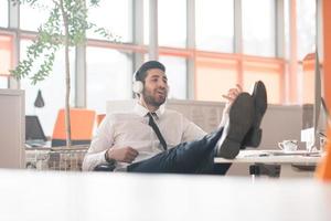 joven hombre de negocios relajado en la oficina foto