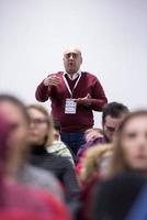 exitoso hombre de negocios dando presentaciones en la sala de conferencias foto