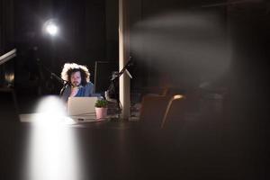 hombre de negocios descansando en el escritorio foto