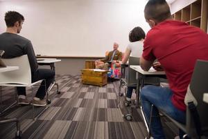 profesor con un grupo de estudiantes en el aula foto