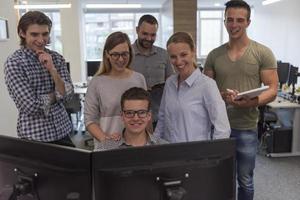 grupo de jóvenes emprendedores de pie como equipo foto