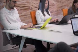 equipo de negocios de inicio en una reunión foto