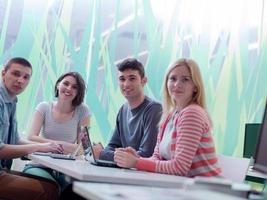 grupo de estudiantes estudian juntos en el aula foto