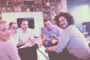 equipo de negocios de inicio en una reunión en un edificio de oficinas moderno foto