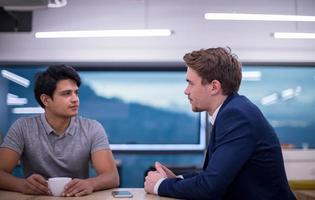 retrato de dos jóvenes empresarios exitosos foto