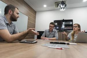 equipo de negocios de inicio en reunión foto