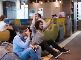 trabajadores de oficina de inicio jugando juegos de computadora foto