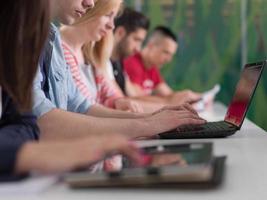 grupo de estudiantes estudian juntos en el aula foto