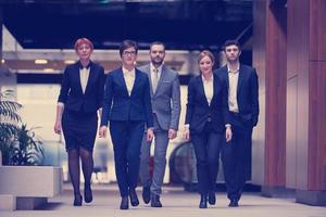 equipo de gente de negocios caminando foto