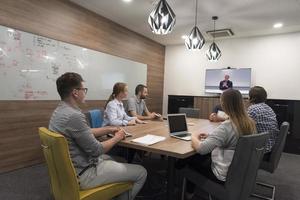 equipo de negocios de inicio en la reunión en la oficina moderna foto