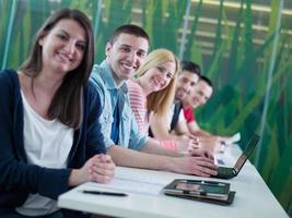 grupo de estudiantes estudian juntos en el aula foto