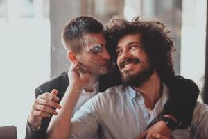 diversos amigos pareja gay abrazos. los hombres elegantes y geniales de la generación z que salen enamorados disfrutan de relaciones románticas foto