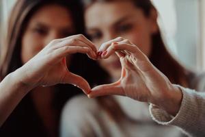 diversas chicas lesbianas pareja abrazándose. elegantes y geniales mujeres de la generación z que salen enamoradas disfrutan de relaciones románticas i foto