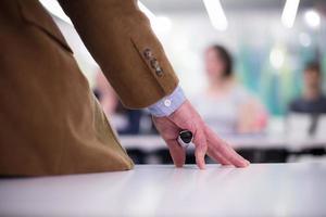 primer plano de la mano del maestro mientras enseña en el aula foto