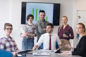 retrato del grupo de personas de negocios en la sala de reuniones de la oficina moderna foto