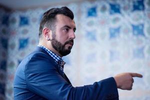 exitoso hombre de negocios dando presentaciones en la sala de conferencias foto