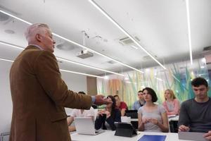 profesor con un grupo de estudiantes en el aula foto