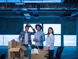 grupo de empresarios, arquitectos e ingenieros en obras de construcción foto