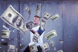 hombre de negocios negro haciendo la lluvia de dinero foto