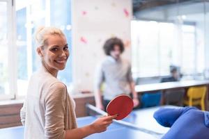 equipo de negocios de inicio jugando tenis de ping pong foto