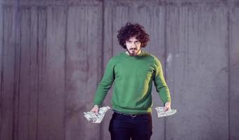 hombre de negocios que muestra una extensión de dinero en efectivo en dólares estadounidenses foto