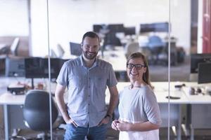 pareja de negocios en la oficina foto