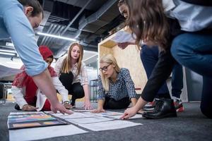 mujer de negocios rubia reunida con un equipo multiétnico de empresas emergentes foto