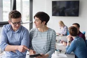 gente de negocios trabajando con tableta en la oficina foto