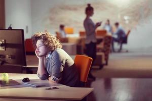 hombre de negocios descansando en el escritorio foto