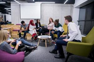 equipo de negocios de inicio multiétnico que tiene una reunión foto