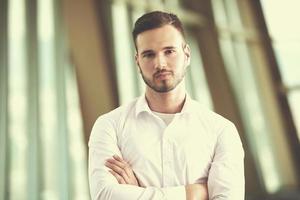 hombre de negocios con barba en la oficina moderna foto