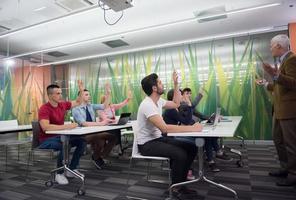 profesor con un grupo de estudiantes en el aula foto