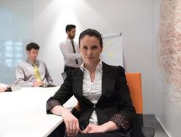 joven mujer de negocios en una reunión usando una computadora portátil foto