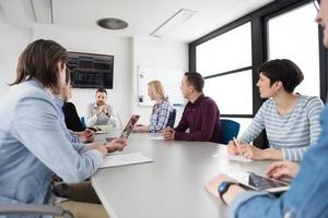 equipo de negocios en una reunión en un edificio de oficinas moderno foto