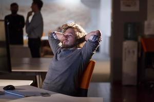 hombre de negocios descansando en el escritorio foto